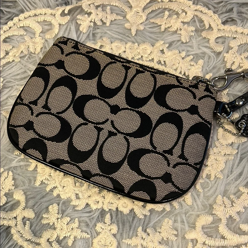 SOLD⚫️Coach Signature Wristlet - Picture 3 of 8